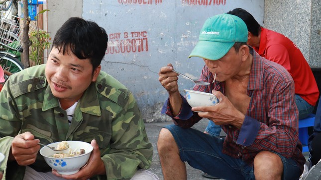 Giữa trưa, người Sài Gòn xì xụp bánh canh vỉa hè chỉ bán giờ "thiêng" ảnh 8