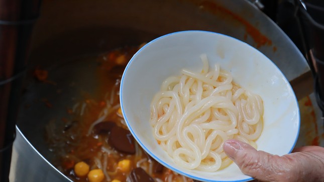 Giữa trưa, người Sài Gòn xì xụp bánh canh vỉa hè chỉ bán giờ "thiêng" ảnh 9