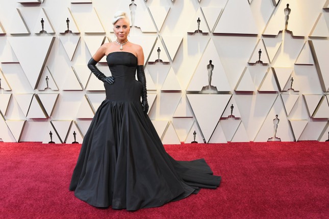Thảm đỏ "Oscars2019": Billy Porter diện chiếc đầm khó hiểu, Lady Gaga cùng sao “Nhà siêu giàu châu Á” chiếm spotlight! ảnh 4