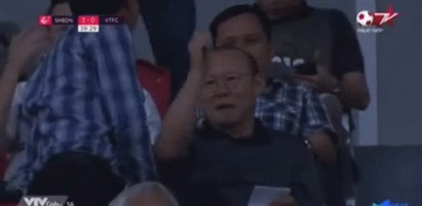 Quế Ngọc Hải thất thần, ngồi lặng lẽ trong hầm SVĐ sau chiếc thẻ đỏ khiến NHM thương xót ảnh 3