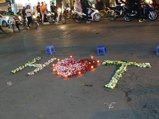 Hà Nội: Màn tỏ tình "như đòi nợ" xôn xao trước cổng trường đại học ảnh 1