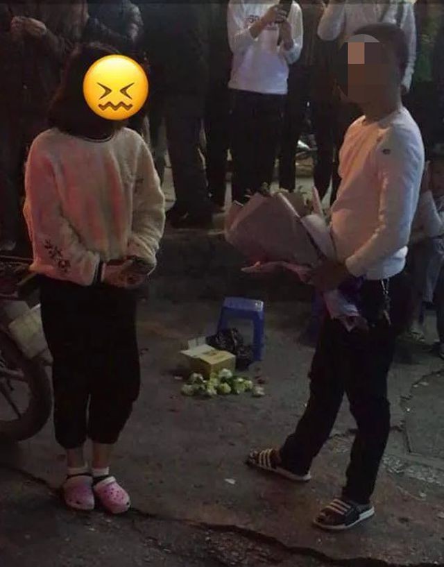 Hà Nội: Màn tỏ tình "như đòi nợ" xôn xao trước cổng trường đại học ảnh 2
