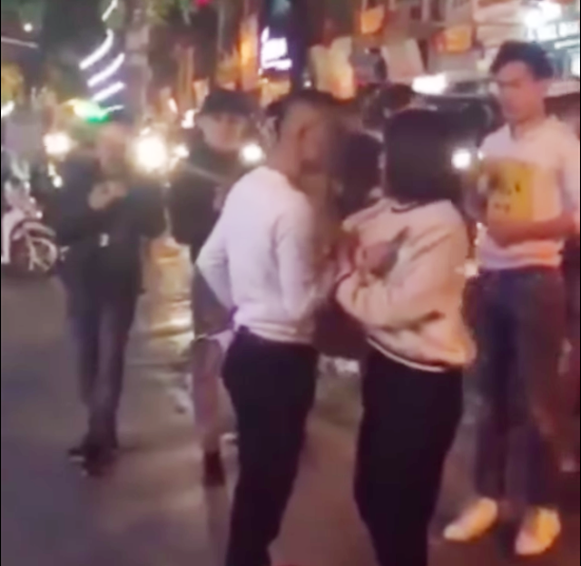 Hà Nội: Màn tỏ tình "như đòi nợ" xôn xao trước cổng trường đại học ảnh 4