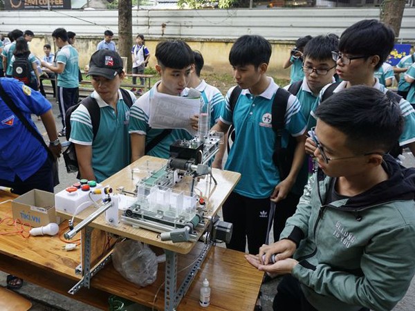 Trường đại học đầu tiên đào tạo miễn phí về robot và trí tuệ nhân tạo ảnh 1