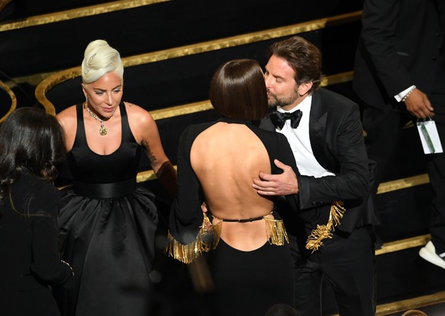 Hậu màn tình tứ của Gaga và Bradley tại Oscars 2019: Đồng nghiệp "phẫn nộ", Irina Shayk lại “thấy bình thường”! ảnh 4