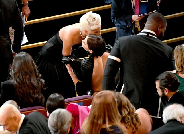 Hậu màn tình tứ của Gaga và Bradley tại Oscars 2019: Đồng nghiệp "phẫn nộ", Irina Shayk lại “thấy bình thường”! ảnh 3