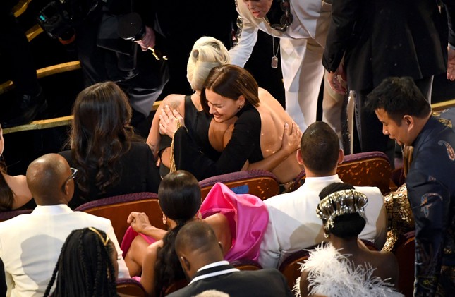 Irina Shayk unfollow Lady Gaga, gián tiếp khẳng định chuyện “phim giả tình thật” của Bradley Cooper ảnh 3