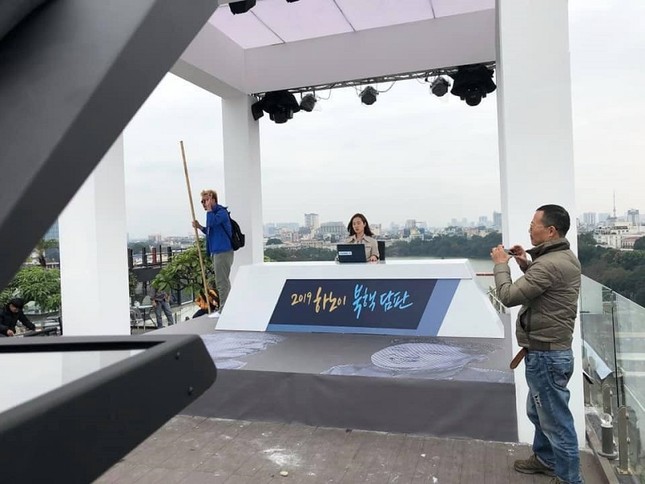 Dân mạng bất ngờ trước hình ảnh phóng viên Hàn dựng trường quay trên... nóc khách sạn ảnh 3
