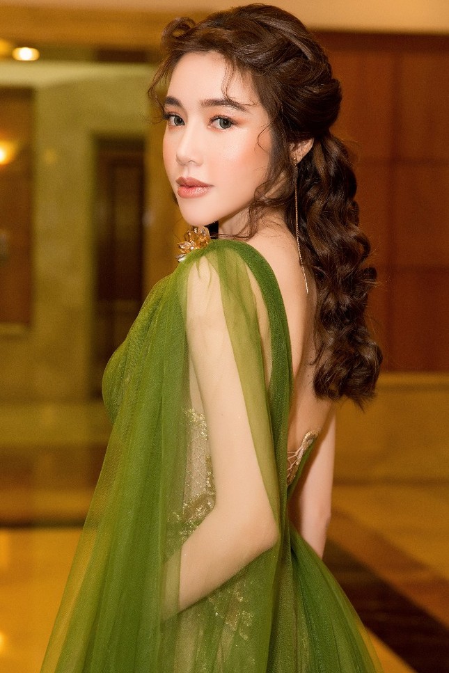 Diễn viên Elly Trần bất ngờ trở lại showbiz sau gần 4 năm dành thời gian chăm sóc hai con nhỏ ảnh 2