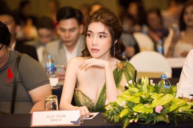 Diễn viên Elly Trần bất ngờ trở lại showbiz sau gần 4 năm dành thời gian chăm sóc hai con nhỏ ảnh 3