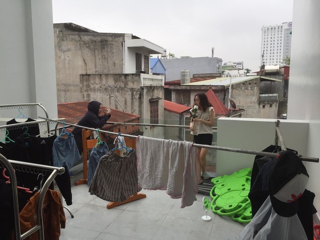 Chụp ảnh "ảo tung chảo" trên sân thượng đầy quần áo chỉ với "combo": Điện thoại và nhỏ bạn ảnh 4
