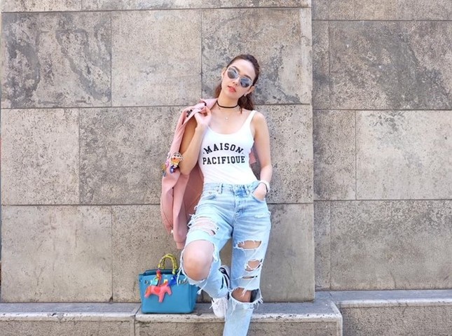 Mặc áo rách bị mẹ vá lại vì nghĩ bị... rách thật và câu hỏi: "Hết tiền mua đồ lành à?" ảnh 3