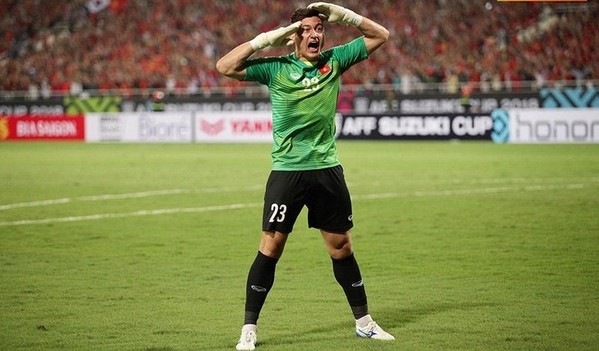Đặng Văn Lâm mua xe tặng bố ở tuổi 26, Văn Hậu nể phục: "Anh là số 1!" ảnh 4