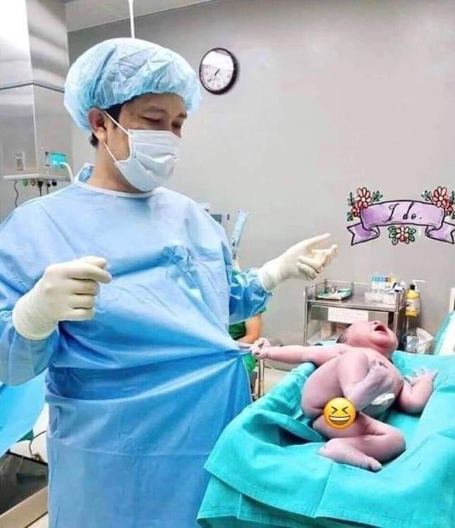Bé sơ sinh ở Việt Nam nắm chặt áo bác sĩ gào khóc ăn vạ gây "bão" cả MXH Trung Quốc ảnh 1