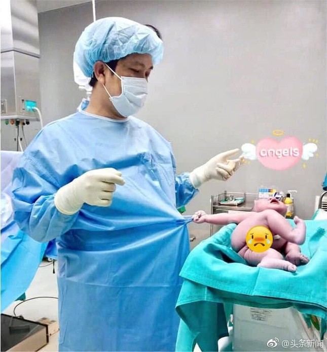 Bé sơ sinh ở Việt Nam nắm chặt áo bác sĩ gào khóc ăn vạ gây "bão" cả MXH Trung Quốc ảnh 2