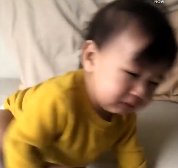 Chiêu thức mới của những bà mẹ: Ném phomai vào mặt! ảnh 3