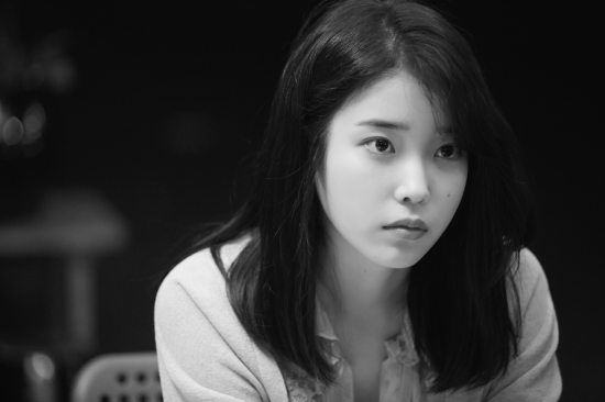 IU một mình đóng 4 vai trong sê-ri phim ngắn mới trên Netflix ảnh 2
