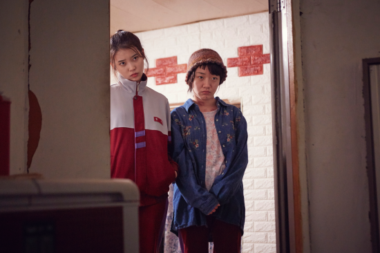 IU một mình đóng 4 vai trong sê-ri phim ngắn mới trên Netflix ảnh 5