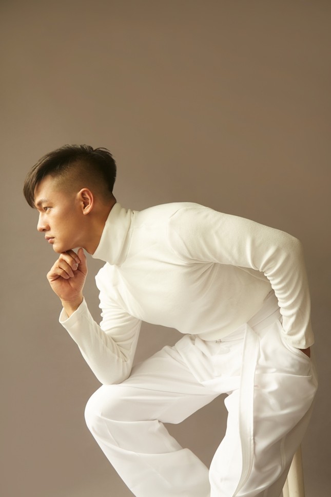 Không phải hoa hồng, Đức Tuấn tặng "Hoa trinh nữ" cho các fan nữ nhân ngày 8/3 ảnh 1