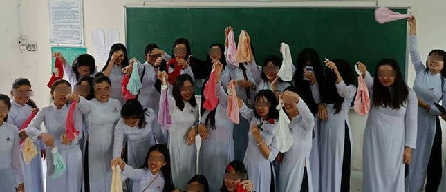 Bức ảnh các nữ sinh mặc áo dài đứng trước bảng vẩy quần chíp và băng vệ sinh gây phản cảm ảnh 1