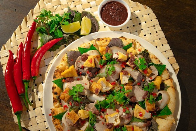 Pizza bún đậu mắm tôm - sự kết hợp "kỳ quái" của ẩm thực đông - tây ảnh 1