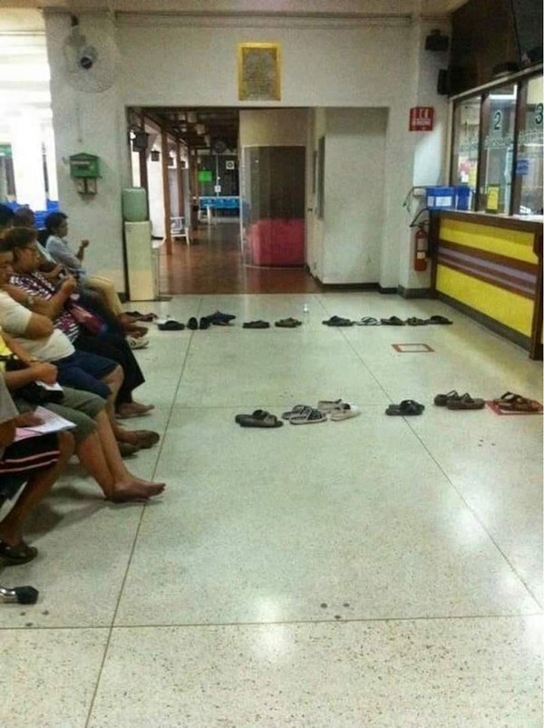 Quá mệt mỏi vì phải xếp hàng lâu, người dân đổi sang xếp… dép rồi ngồi ghế đợi tới lượt ảnh 1