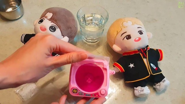 Fan Kpop bỏ tiền mua máy giặt mini chỉ để giặt đồ cho búp bê idol, liệu có đáng? ảnh 3