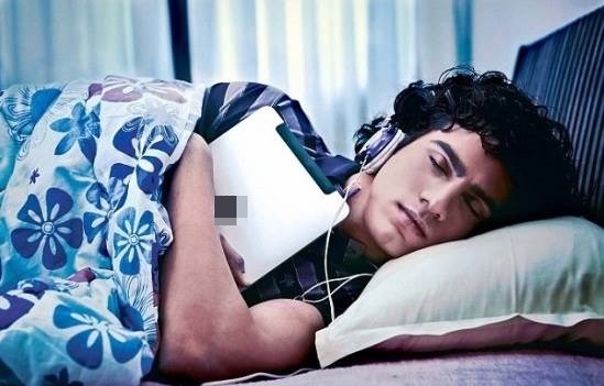Đeo tai nghe đi ngủ cả đêm, nam sinh tỉnh dậy bàng hoàng nhận ra mình đã bị điếc ảnh 1