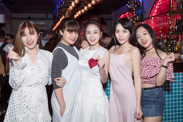 Trưởng nhóm Sgirl hát hit cũ của Hương Giang xúc động đến bật khóc ảnh 2