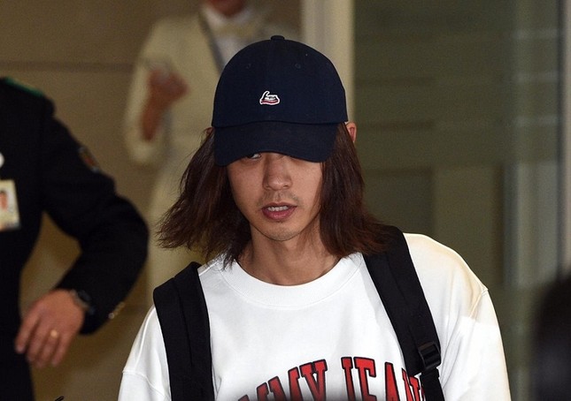 Vừa đặt chân xuống sân bay, Jung Joon Young đã bị phóng viên vây kín đến ngạt thở ảnh 1