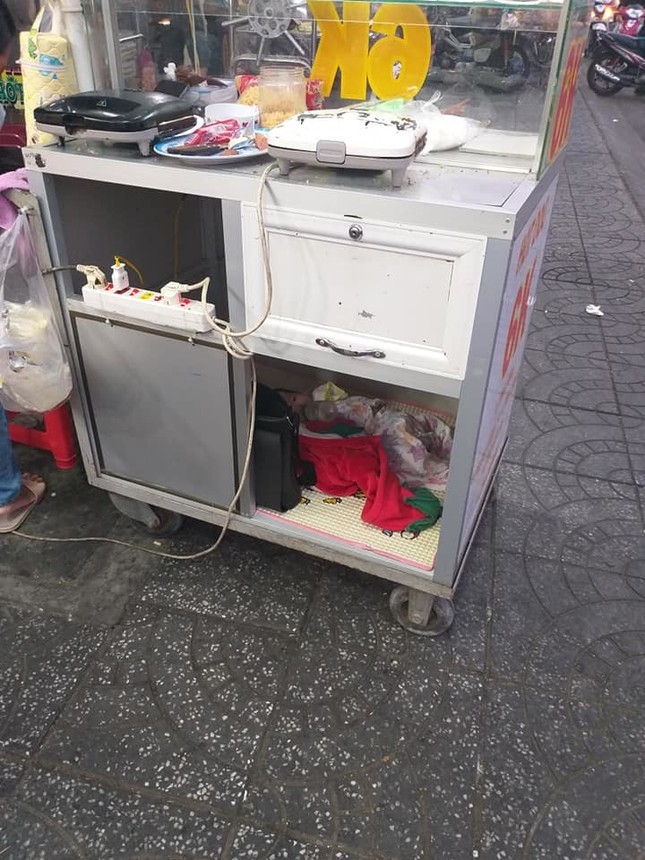 "Mẹ cứ bán hàng, con sẽ nằm ngoan ti sữa", hình ảnh khiến nhiều người rưng rưng rơi lệ ảnh 1