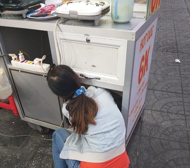 "Mẹ cứ bán hàng, con sẽ nằm ngoan ti sữa", hình ảnh khiến nhiều người rưng rưng rơi lệ ảnh 2