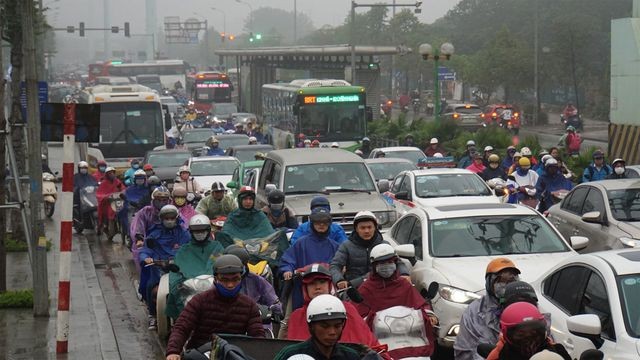 Hà Nội nghiên cứu cấm xe máy theo giờ trên 6 tuyến phố ảnh 1