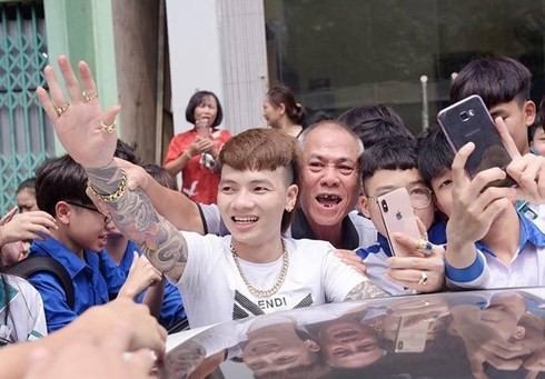 Tung hô Khá “bảnh” như ngôi sao: Giới trẻ thần tượng hay chỉ giải trí? ảnh 1