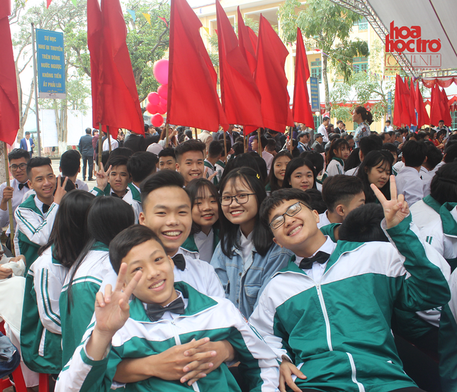 Nam Định: Teen THPT Lý Tự Trọng thướt tha trong ngày kỷ niệm 60 năm thành lập trường ảnh 2