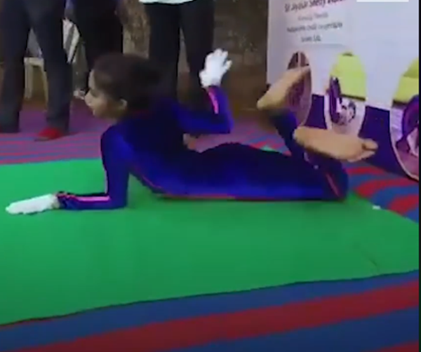 Kỷ lục thế giới: Bé gái 10 tuổi gập người, lăn vòng với tư thế yoga ảnh 1