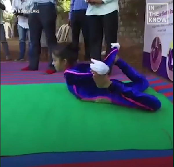 Kỷ lục thế giới: Bé gái 10 tuổi gập người, lăn vòng với tư thế yoga ảnh 2