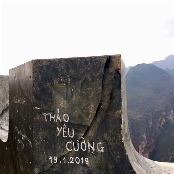 Dòng chữ yêu đương khắc đậm trên đỉnh Mã Pí Lèng khiến cộng đồng phượt phẫn nộ ảnh 1