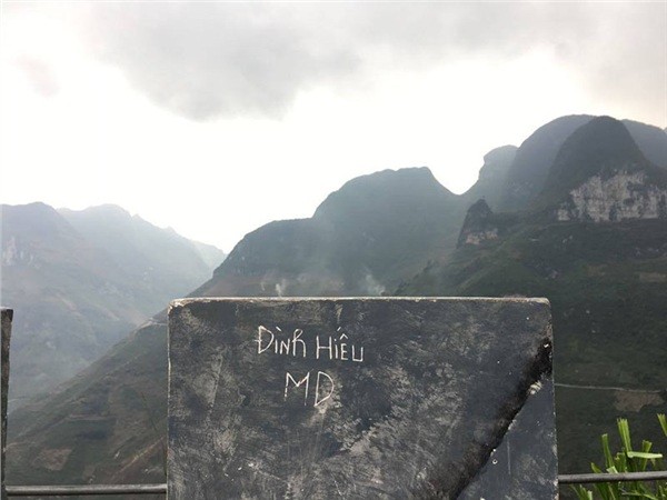 Dòng chữ yêu đương khắc đậm trên đỉnh Mã Pí Lèng khiến cộng đồng phượt phẫn nộ ảnh 2