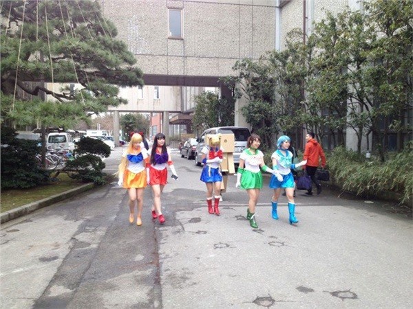 Nhận bằng tốt nghiệp như sinh viên Nhật Bản: Mặc bằng đồ cosplay siêu "dị" ảnh 9