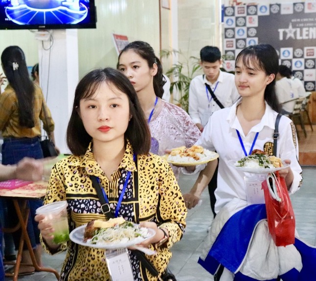 Teen THPT háo hức trải nghiệm “Một ngày làm sinh viên” tại trường Đại học Sao Đỏ ảnh 8