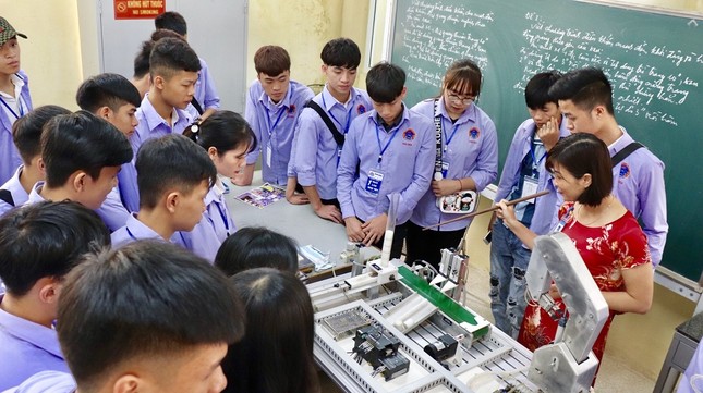 Teen THPT háo hức trải nghiệm “Một ngày làm sinh viên” tại trường Đại học Sao Đỏ ảnh 6