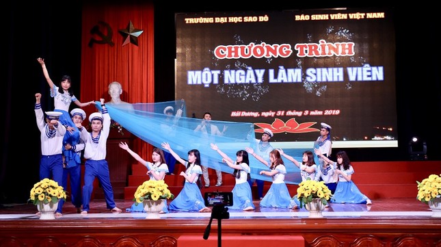 Teen THPT háo hức trải nghiệm “Một ngày làm sinh viên” tại trường Đại học Sao Đỏ ảnh 3