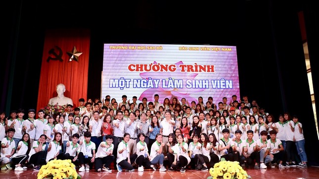 Teen THPT háo hức trải nghiệm “Một ngày làm sinh viên” tại trường Đại học Sao Đỏ ảnh 1