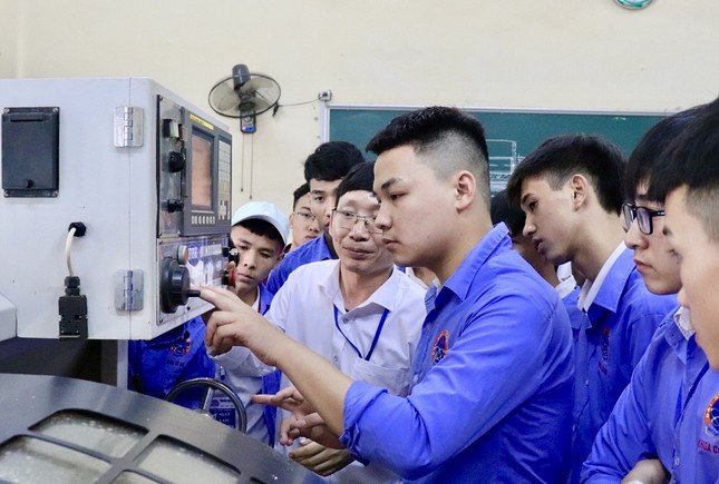 Teen THPT háo hức trải nghiệm “Một ngày làm sinh viên” tại trường Đại học Sao Đỏ ảnh 4