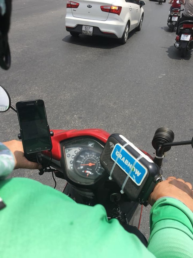 Tài xế được phong danh hiệu "chàng trai vàng trong làng Grab" bởi hành động siêu dễ thương ảnh 3