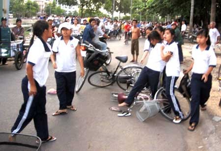 Vụ nữ sinh Hưng Yên bị lột đồ, đánh hội đồng: Không phải là trường hợp đầu tiên! ảnh 3