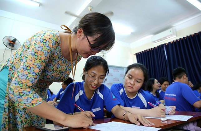 Ngày 3/4, bắt đầu hướng dẫn học sinh điền hồ sơ đăng ký dự thi ảnh 1