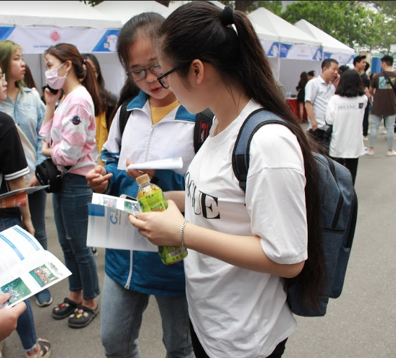 Job Fair 2019: Ngày hội việc làm ngập tràn sắc màu của sinh viên ĐH Luật Hà Nội ảnh 3