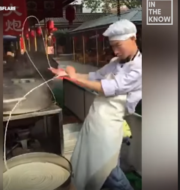 Muốn sợi mì mềm mà ngon thì khi làm phải uốn dẻo như này mới chuẩn ảnh 2